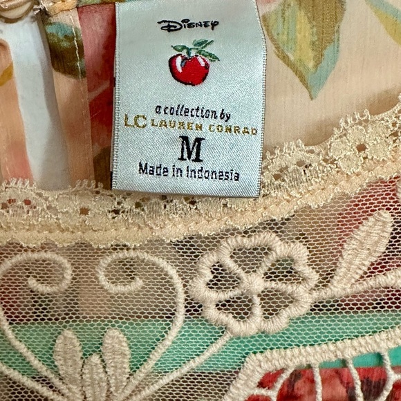 Disney Lauren Conrad Snow White Floral Lace Peasant top size medium - Picture 4 of 7